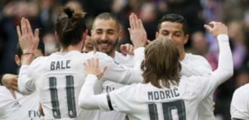 La ‘BBC’ responde a Zidane 1 Los jugadores del Real Madrid celebran uno de los cinco goles anotados para derrotar al Sporting en el Bernabéu. / EFE
