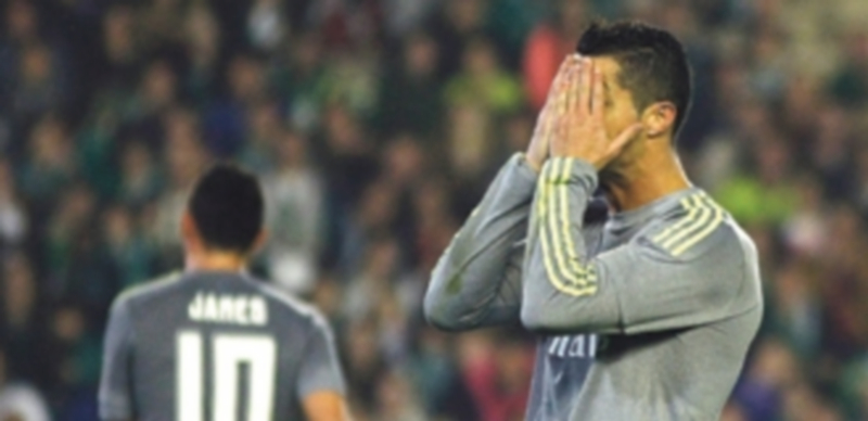 Adán neutraliza a Zidane 1 Cristiano Ronaldo se lamenta durante el partido que el Real Madrid empató en el Benito Villamarín ante el Betis