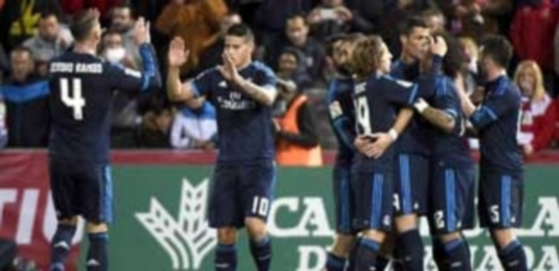 Los jugadores del Real Madrid celebran el gol de Benzema