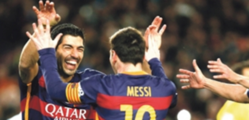 Luis Suárez celebra con Messi el cuarto gol del Barça