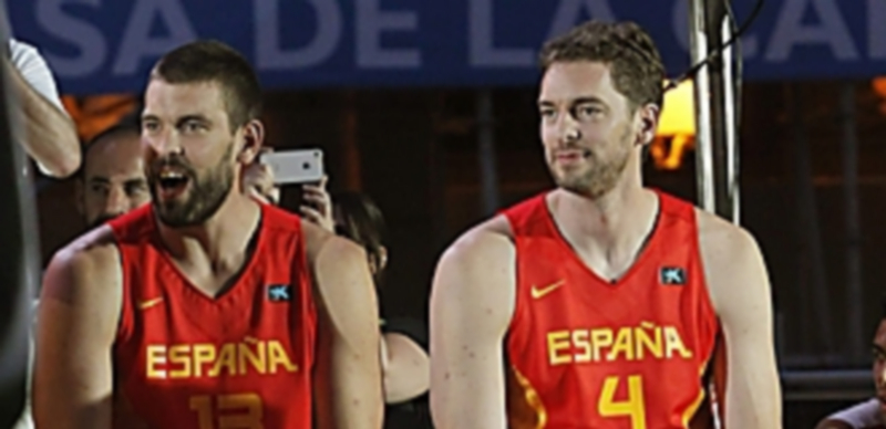Los hermanos Gasol durante un acto con la Selección Española este verano. / EFE