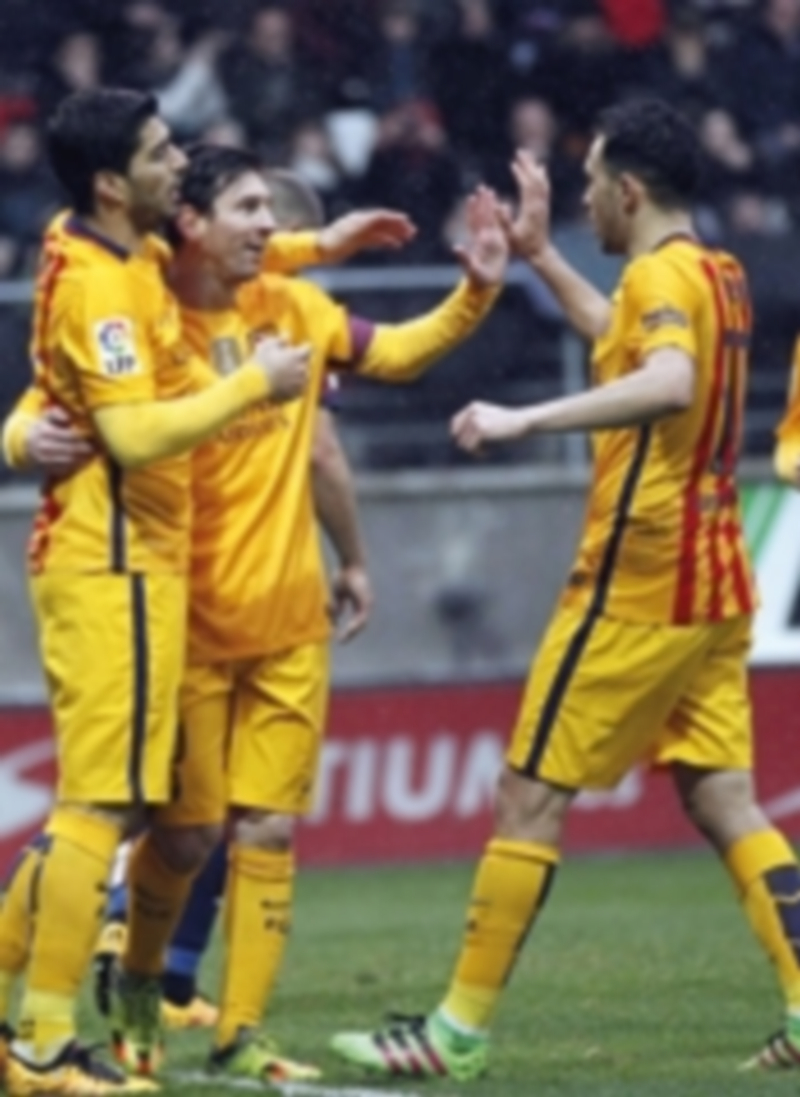 Messi celebra con Suárez y Munir (d) el segundo gol del Barça