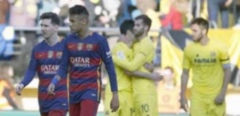 Messi y Neymar se lamentan después de dejar escapar dos goles de ventaja para empatar ante un Villarreal capaz de jugar de tú a tú con el destacado líder de la Liga. / EFE