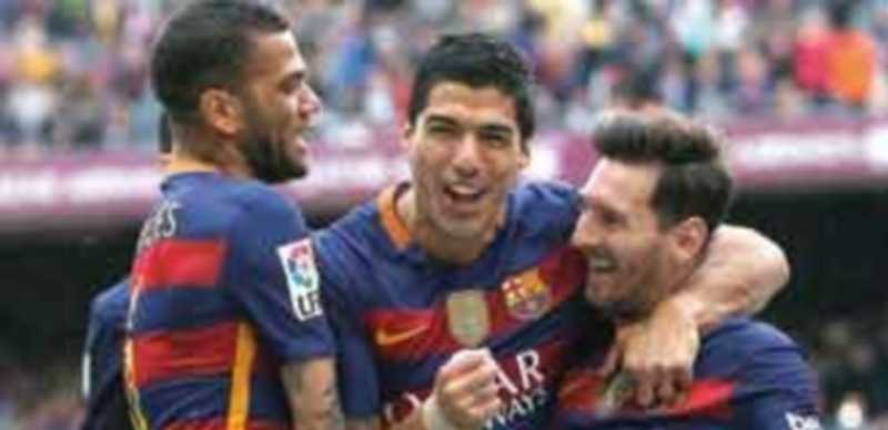 Luis Suárez celebra con Alves y Messi uno de sus los goles marcados al Espanyol que le consolidan como Pichichi. / EFE