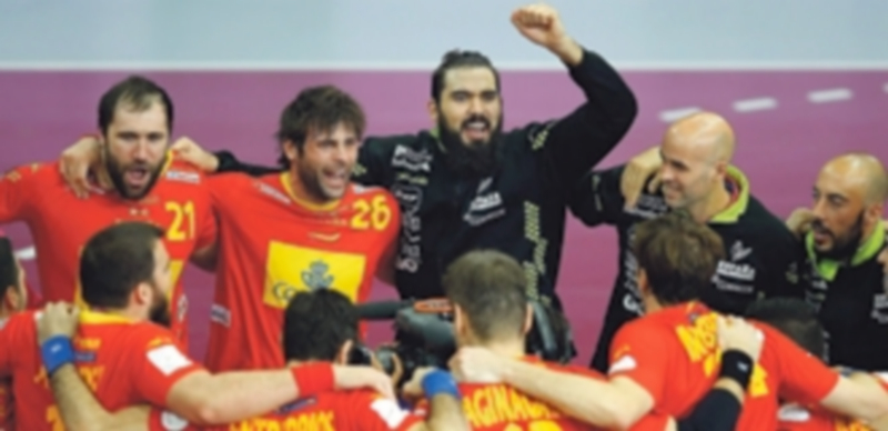 Los ‘Hispanos’ celebran el triunfo logrado ante Túnez que da a España el paso a los cuartos de final del Mundial de Catar. / EFE
