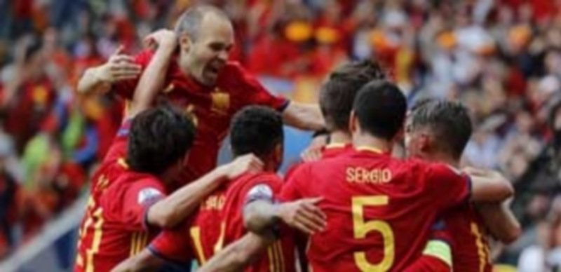 Los jugadores de la Selección Española felicitan a Piqué después de anotar el gol de la victoria en el debut de la Eurocopa ante la República Checa. / EFE