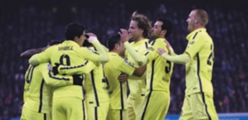 Los jugadores del FC Barcelona celebran el primer gol del partido