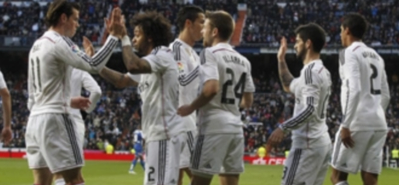Isco (segundo por la derecha) celebra con sus compañeros el gol que abría el marcador ante el Deportivo de la Coruña. / EFE