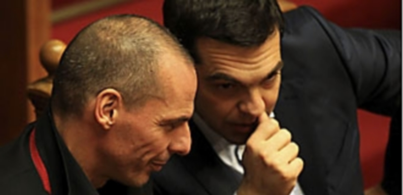 Alexis Tsipras conversa con el ministro de Finanzas Yanis Varufakis . / EFE
