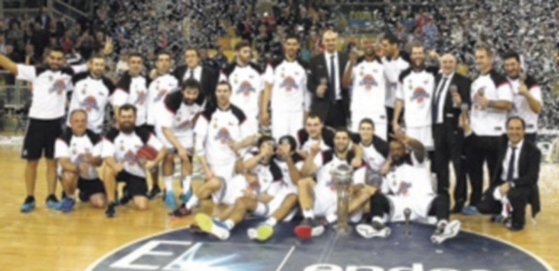Los jugadores y el cuerpo técnico del Real Madrid celebran la victoria en la final de la Copa del Rey de baloncesto tras derrotar al FC Barcelona en la reedición de la final de 2014. / EFE
