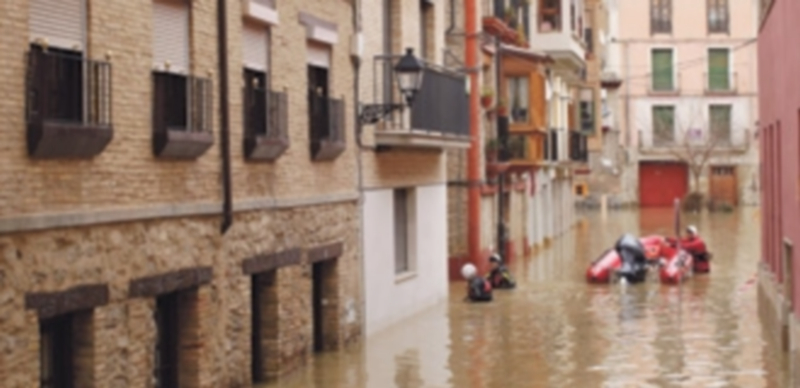 El agua anega las calles del casco histórico de Tudela