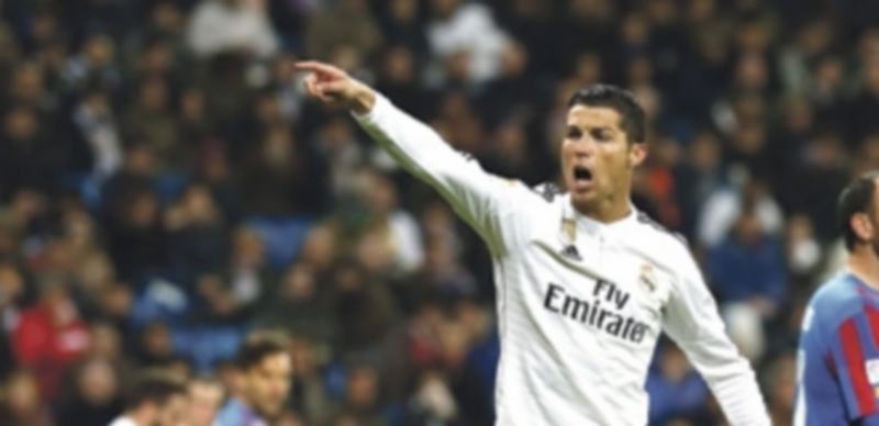 Cristiano Ronaldo se mostró muy nervioso durante el partido y reclamó la autoría del primer gol de Garteh Bale. / EFE