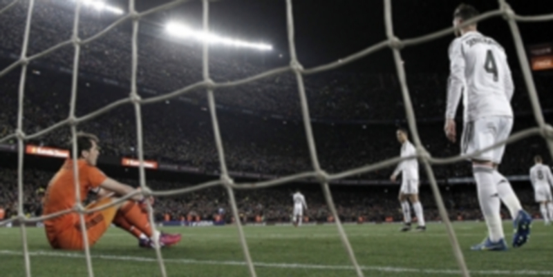 Iker Casillas (sentado) y Sergio Ramos se lamentan tras encajar el primer gol del partido