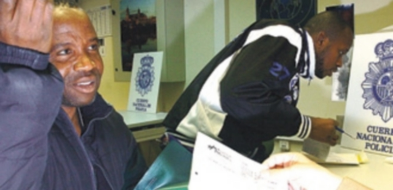 Un ciudadano extranjero acude a la comisaría de policía para informarse sobre la adquisición de la nacionalidad. / Efe