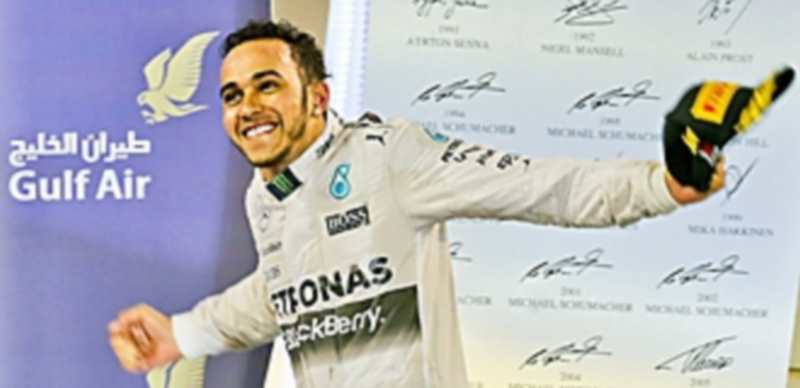 Lewis Hamilton celebra su tercera victoria de la temporada que le confirma como líder indiscutible del Mundial tras cuatro grandes premios disputados. / EFE