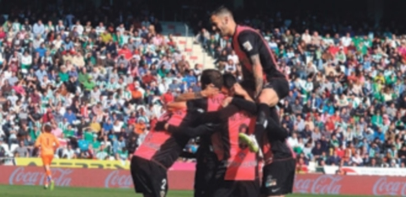Los jugadores del Almería celebran el gol del empate ante el Córdoba. / EFE