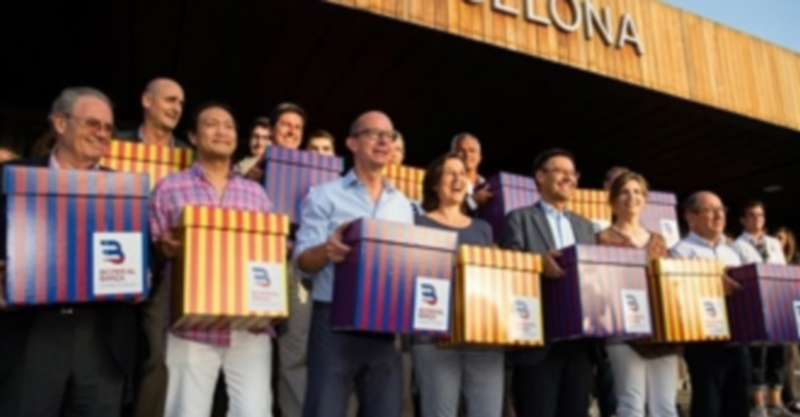 Los candidatos a la presidencia blaugrana posan con las firmas conseguidas./ E.P.