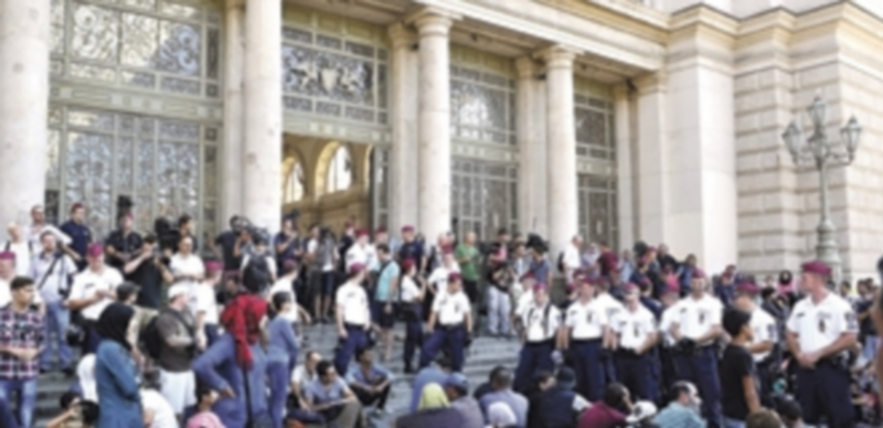 Grupos de inmigrantes participan en una protesta ante la estación de ferrocarriles Keleti de la ciudad de Budapest. / EFE