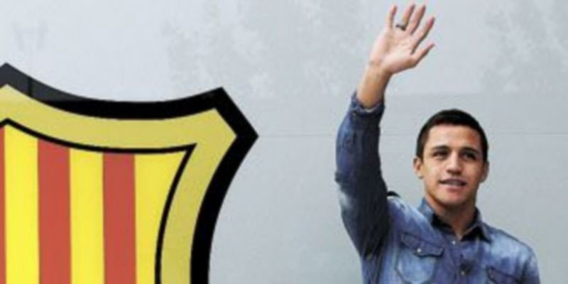 El delantero posó junto al escudo del conjunto ‘culé’. / Reuters