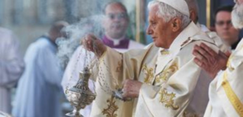 Benedicto XVI oficia una misa en Erfurt ante la atenta mirada de miles de fieles. / Efe