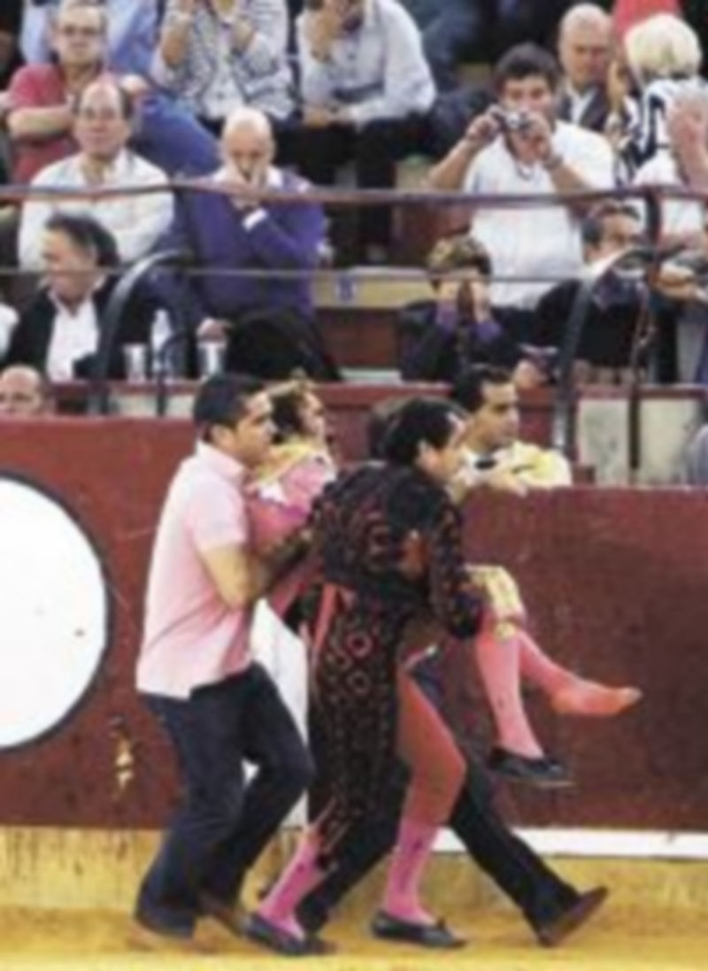 El diestro Juan José Padilla es sacado del ruedo tras ser corneado en la cara. / Efe