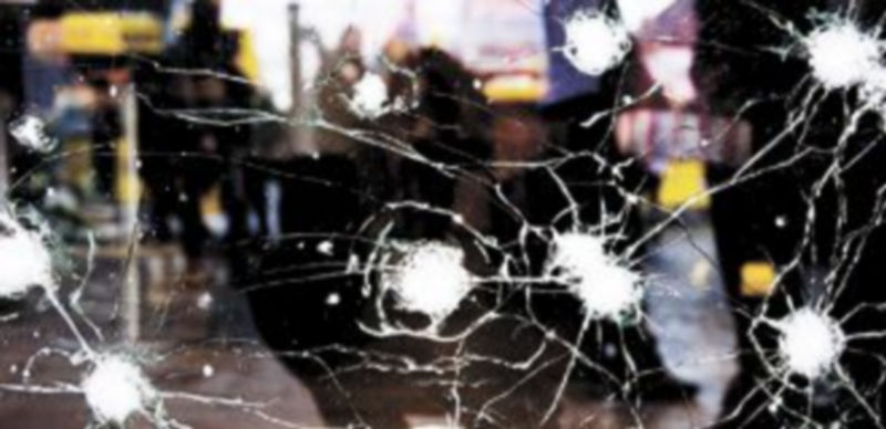 Los impactos de las balas disparadas por el asesino quedaron marcados en este cristal de una marquesina de Lieja. / Efe.