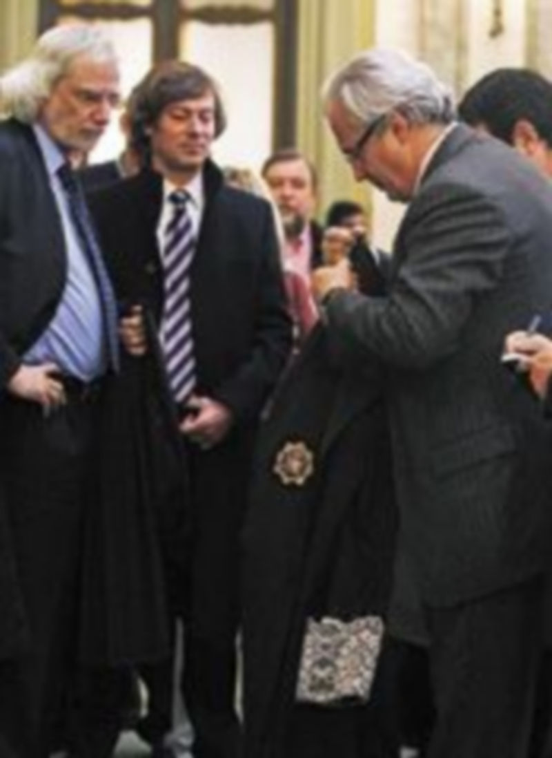 Garzón se pone la toga poco antes de entrar al juicio en el Supremo. / Reuters.
