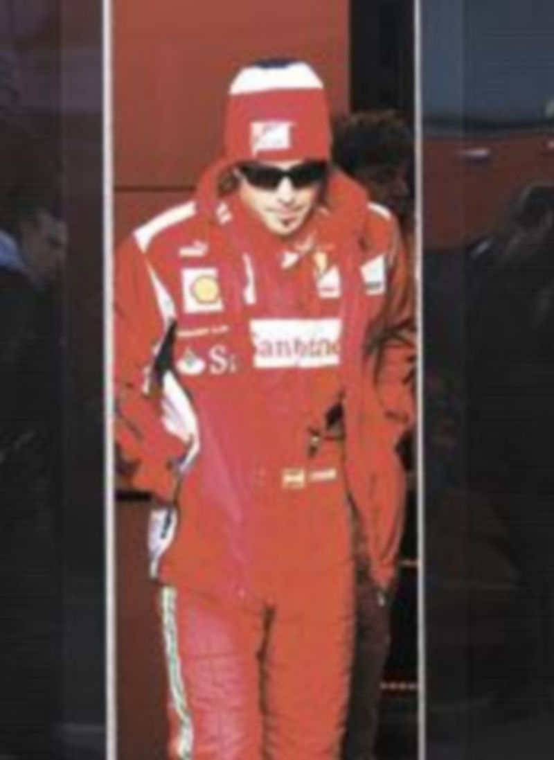 Alonso dará hoy el relevo a su compañero Felipe Massa. / Reuters