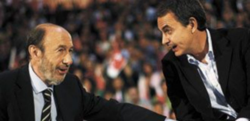 Rubalcaba y Zapatero conversan de forma animada en un mitin de la campaña electoral de las pasadas generales. / Reuters