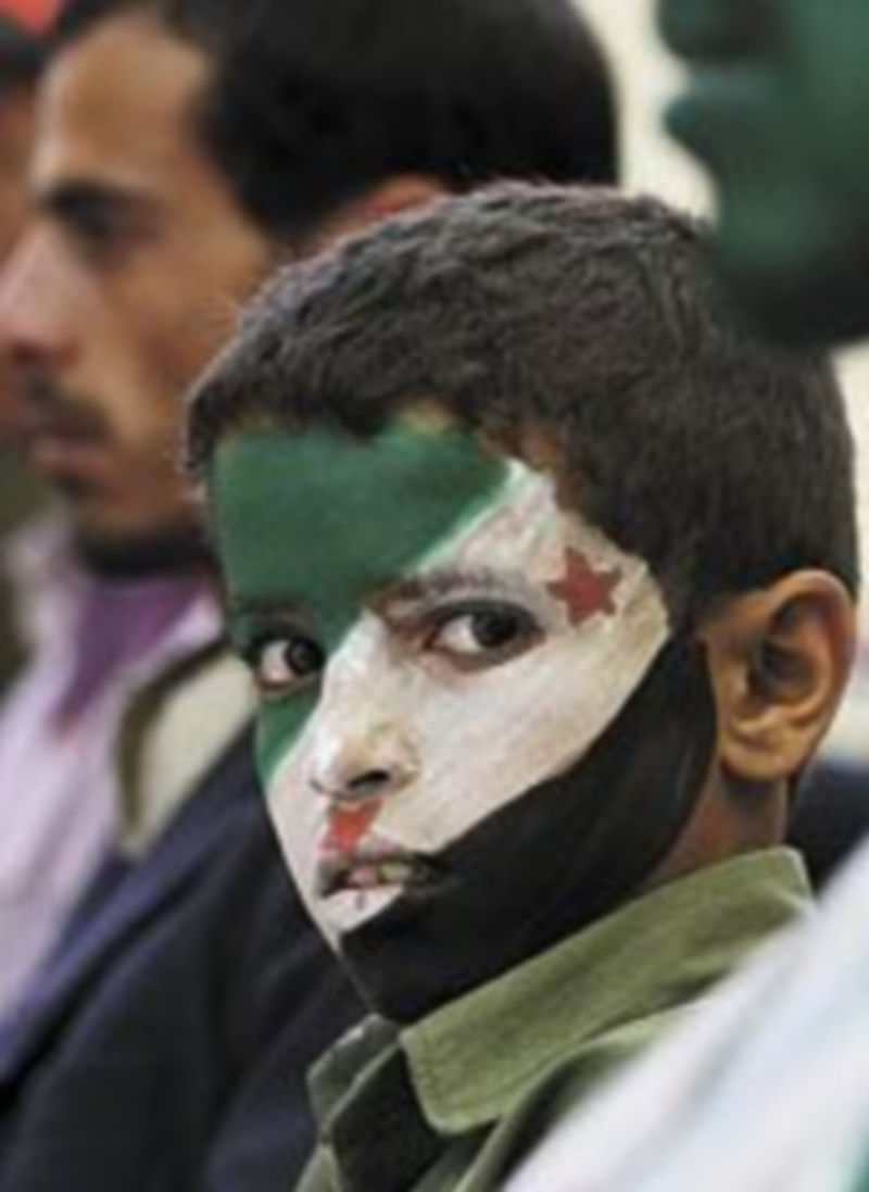 Un joven con la bandera pintada.