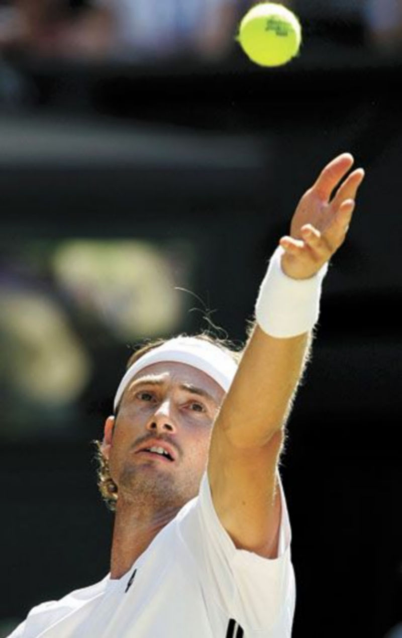 El español no pudo hacer frente al saque de su rival. / REUTERS