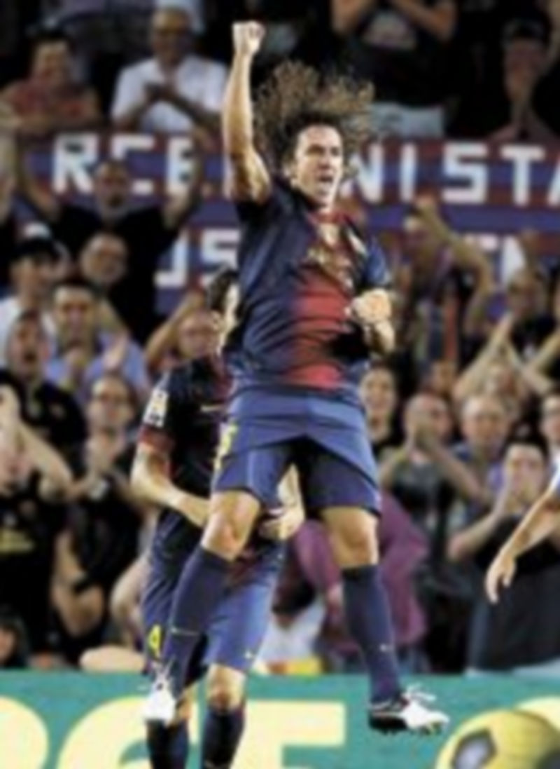 Puyol demostró que se ha recuperado totalmente de la lesión que le impidió estar en la Eurocopa. / G. Nacarino (Reuters)