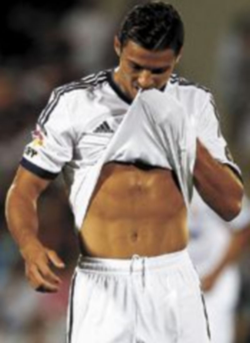 El jugador está concentrado con su selección. / Reuters