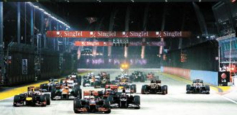 Espectacular imagen de la salida en el circuito asiático de Marina Bay