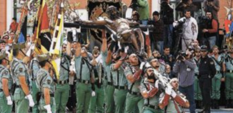 Málaga se rinde a su Cristo 1 Los legionarios sacan a hombros la figura de Jesús en la explanada del Santo Domingo de Málaga. / Reuters