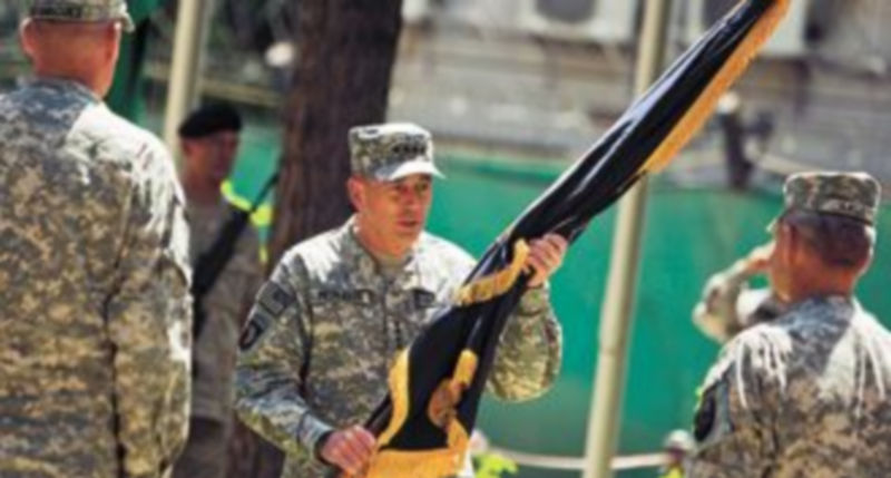 David Petraeus participa en la ceremonia de cambio de mando celebrada en Kabul. / Reuters