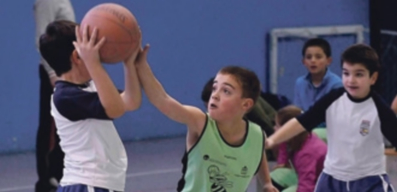 Unos niños juegan un partido de la edición anterior de la Liga Avispa Calixta. / Juan Martín