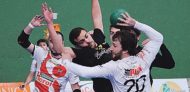 El navero Jorge Maestro marcó tres goles a los vallisoletanos. / BM NAVA