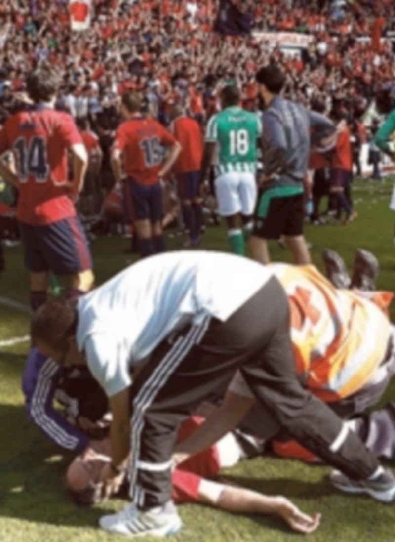 Seis personas tuvieron que ser hospitalizadas después del percance ocurrido en el campo ‘rojillo’. / Efe