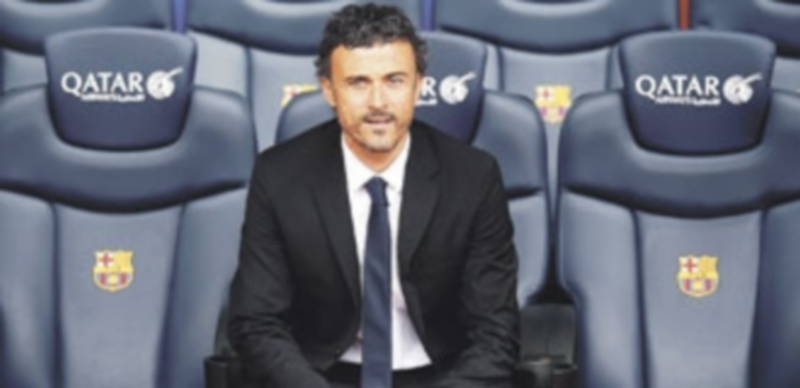 El nuevo entrenador de la escuadra azulgrana posó para los medios gráficos en el banquillo del Camp Nou. / Albert Gea (Reuters)