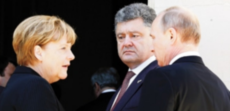 Angela Merkel conversa con el dirigente ruso Vladimir Putin (derecha) y el presidente electo ucraniano Petró Poroshenko (centro). / Guido Bergmann (EFE)