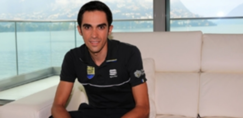 Alberto Contador se dirigió a aficionados y prensa sentado en un sillón
