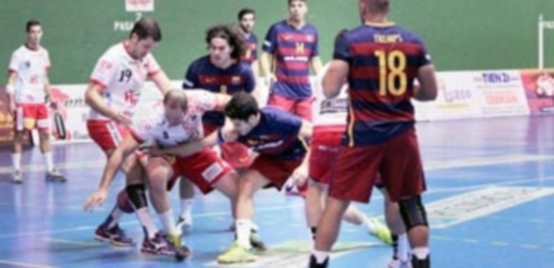 Imagen del encuentro de ida en la División de Honor Plata que jugaron Viveros Herol Nava y FC Barcelona B en el frontón de Nava. / AMADOR MARUGÁN