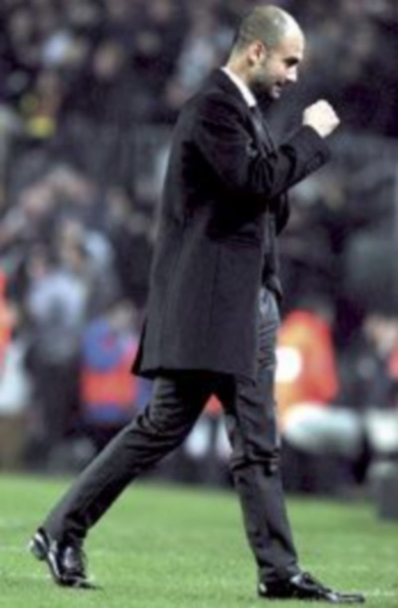 Los jugadores del Barcelona se abrazan a Leo Messi