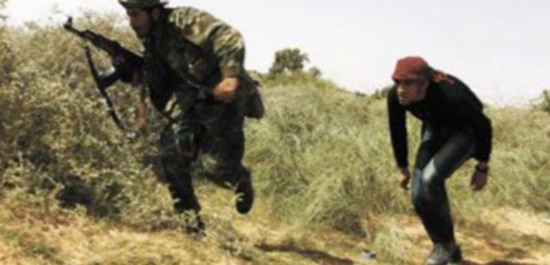 Miembros de las tropas insurgentes huyen del ataque de morteros de las fuerzas leales al régimen en Ben Yauad. / Reuters