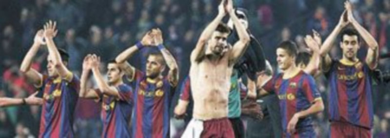 Los jugadores saludan al acabar el duelo contra el Shakhtar. / EFE