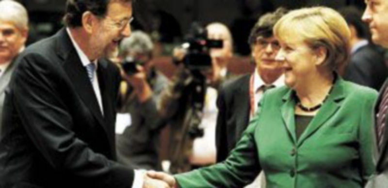 Mariano Rajoy estrecha la mano a la canciller alemana