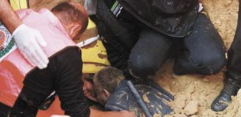 Varios miembros de los servicios sanitarios palestinos rescatan a un hombre herido tras un ataque aéreo israelí. / Reuters