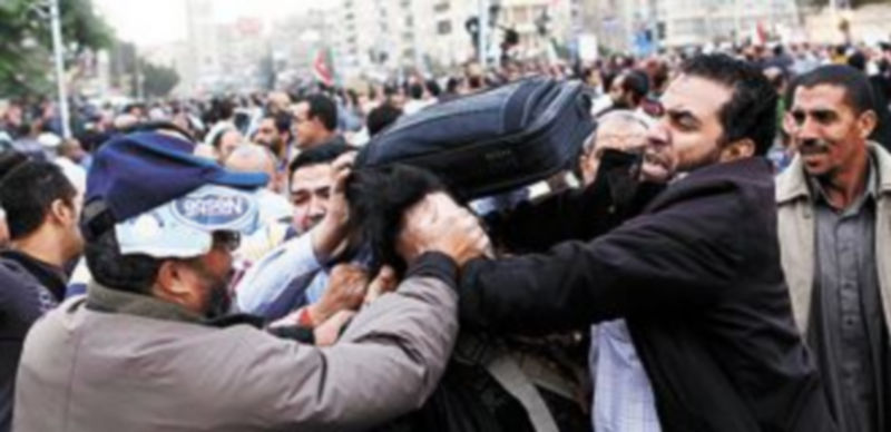 Islamistas y contrarios a Mursi protagonizaron duros altercados. / AFP