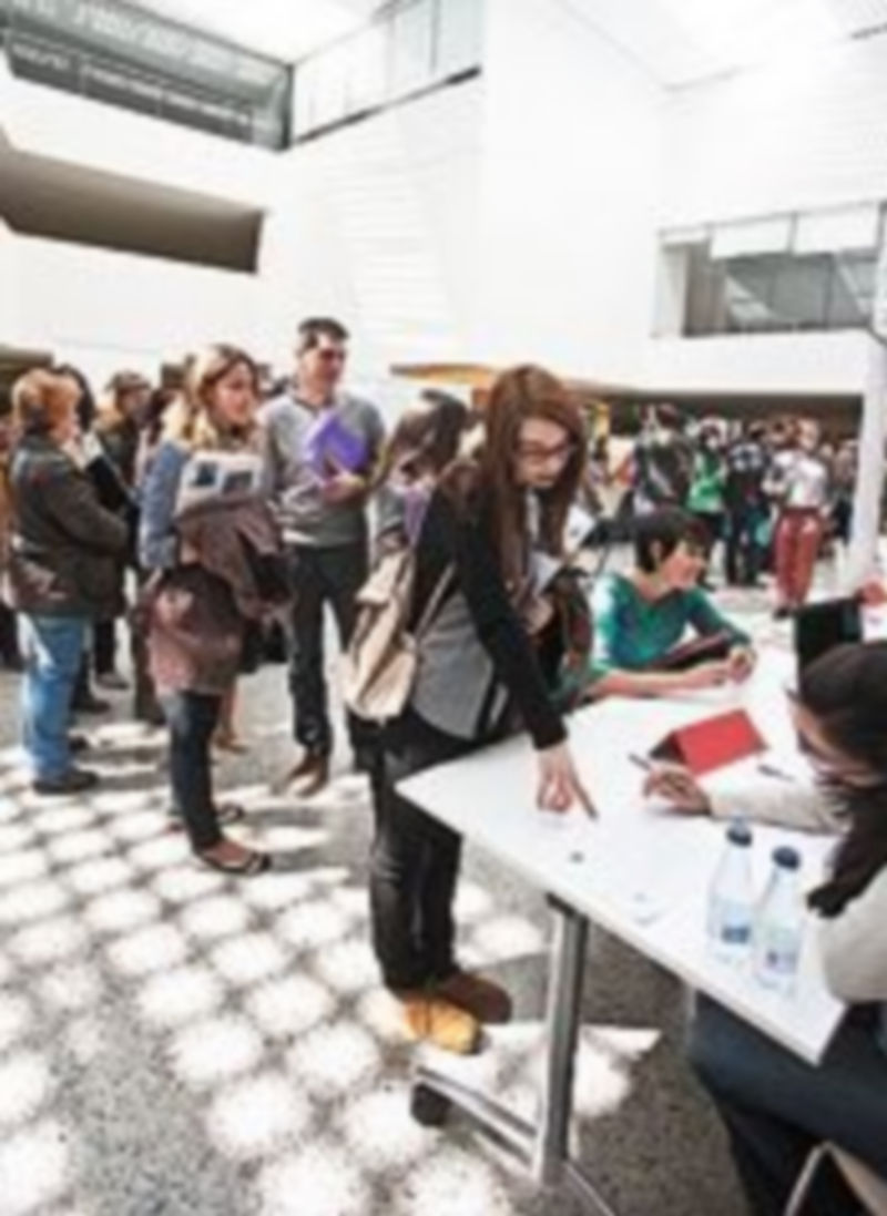 Jóvenes buscando empleo. / Patricia